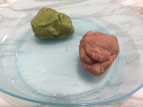 把白豆沙分成120g 2等份
一份加入5克抹茶粉，
别一份加入2g红曲粉和5g草莓粉