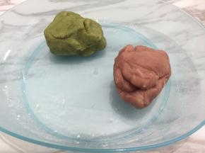 把白豆沙分成120g 2等份
一份加入5克抹茶粉，
别一份加入2g红曲粉和5g草莓粉