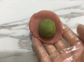 然后取一个豆沙包住豆沙