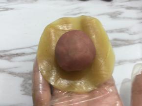 再用莲蓉包住豆沙，全部包好备用