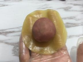 再用莲蓉包住豆沙，全部包好备用