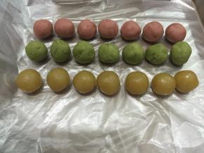 把所有的馅都分好，每个为12克