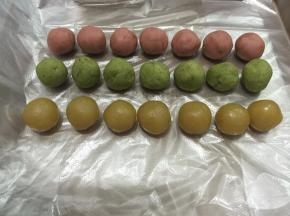 把所有的馅都分好，每个为12克