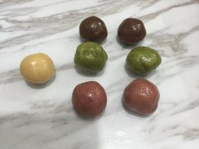 然后把醒好的饼皮都分好，一个为15克
（我做多了几个颜色）
此时可先预热烤箱上下火170度