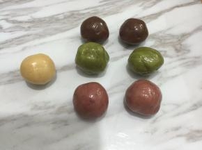 然后把醒好的饼皮都分好，一个为15克
（我做多了几个颜色）
此时可先预热烤箱上下火170度