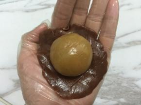 然后把醒好的饼皮都分好，一个为15克
（我做多了几个颜色）