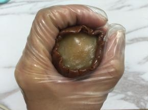 用虎口把饼皮往上包
