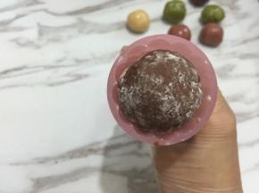 模具装好花片，装入少许面粉滚一圈，再把面粉磕出来
月饼放入月饼模中