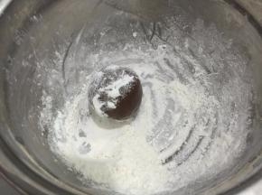 放入面粉里滚一圈，拿出拍掉多余的面粉