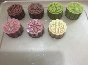 按压出月饼胚
