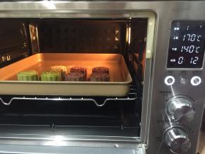 送进事先预热好的东菱岩烤箱中，中层上火170度下火140度12分钟