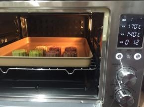 送进事先预热好的东菱岩烤箱中，中层上火170度下火140度12分钟