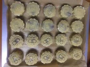 好了，放入预热好的烤箱200度先烤5分钟定型，取出待凉后刷蛋黄液，干后再刷一次，干后再放入烤箱180度烤15-20分钟，今天因为准备带给朋友吃，比较急，没有等凉和干，5分钟直接搞定，照片忘记拍了