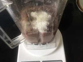 发现因为干打不动，所以将糖和油一起放进去打了