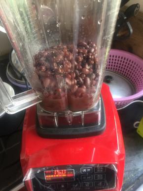 红豆浸泡一夜，放入高压锅煮熟，捞干的放入破壁机，少放一些红豆汤，打成泥