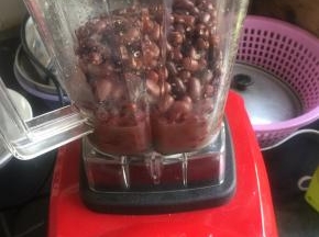 红豆浸泡一夜，放入高压锅煮熟，捞干的放入破壁机，少放一些红豆汤，打成泥
