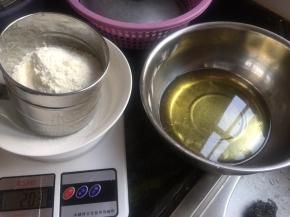 准备材料，将转化糖浆和色拉油放一起，用刮刀拌匀