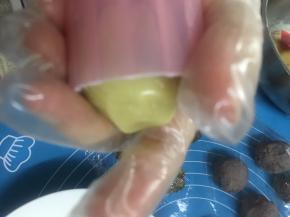 裹上手粉，模具也粘上粉，防粘