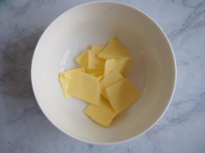 黄油切成小块，室温软化