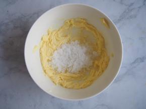 加入细砂糖，打发至发白