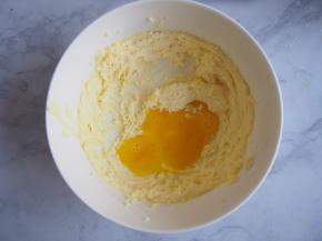 分两次加入蛋液，每次都搅拌均匀