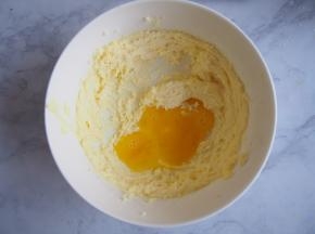 分两次加入蛋液，每次都搅拌均匀