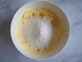 筛入低筋面粉，切拌均匀