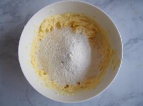 筛入低筋面粉，切拌均匀