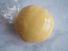 将面团切拌均匀后，用保鲜膜包上，放入冰箱冷藏30分钟松弛