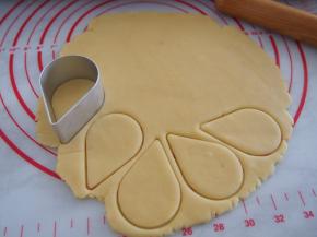 松弛好的面团回温后擀成3~4mm厚的薄片，用水滴型模具切出形状