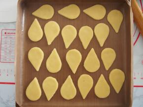 烤盘中铺上油布，将饼干摆好。烤箱预热至150度，中层上下火，20分钟左右即可（要根据自己的烤箱脾气和饼干厚度适当调整时间哦）