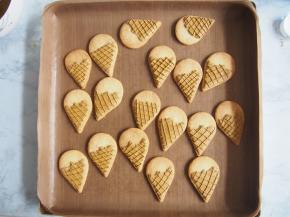 用稍微厚点的糖霜拉线，画上斜纹