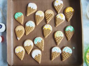 接下来就可以用不同颜色的糖霜给冰激凌上色啦，用自己喜欢的颜色装饰就好啦~