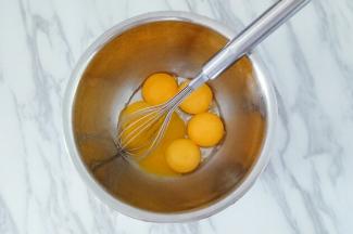 蛋清与蛋黄分离，先把蛋黄用手动打蛋器搅打均匀