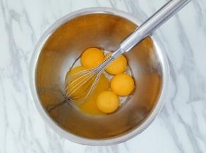 蛋清与蛋黄分离，先把蛋黄用手动打蛋器搅打均匀