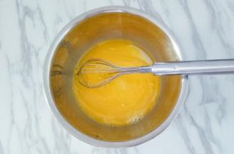 蛋糕打散，倒入玉米油和牛奶充分搅拌均匀