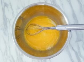 蛋糕打散，倒入玉米油和牛奶充分搅拌均匀