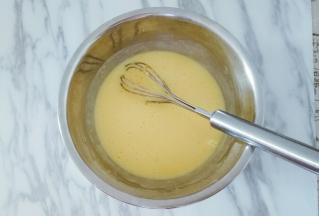 手动打蛋器呈Z字形来回搅拌，不要画圈圈搅拌，避免起筋，搅拌至提起打蛋器面糊能轻松顺滑的低落且无干粉