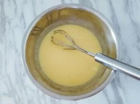 手动打蛋器呈Z字形来回搅拌，不要画圈圈搅拌，避免起筋，搅拌至提起打蛋器面糊能轻松顺滑的低落且无干粉