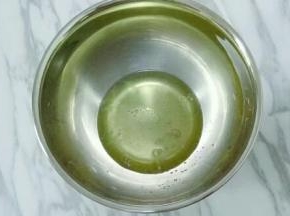 蛋清中加入几滴柠檬汁