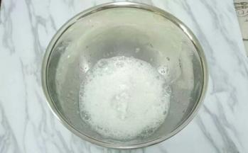 打至鱼眼泡时加入三分之一白砂糖