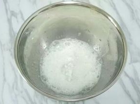 打至鱼眼泡时加入三分之一白砂糖