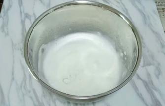 电动打蛋器继续高速打发，出细腻泡时加入三分之一白砂糖