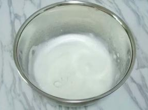 电动打蛋器继续高速打发，出细腻泡时加入三分之一白砂糖