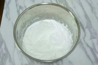 然后继续高速打发，打发至湿性发泡时加入剩下的三分之一白砂糖