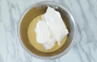 取三分之一的蛋白加入蛋黄糊中，上下翻拌均匀，不要画圈搅拌避免消泡