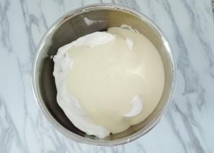 将混合好的蛋黄糊全部倒入蛋白中，上下翻拌均匀，像炒菜一样的手法