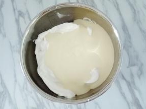 将混合好的蛋黄糊全部倒入蛋白中，上下翻拌均匀，像炒菜一样的手法