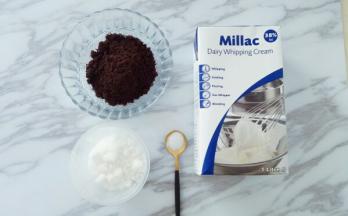 准备好材料，提前把奥利奥饼干夹心刮掉，放入料理机中打成粉状