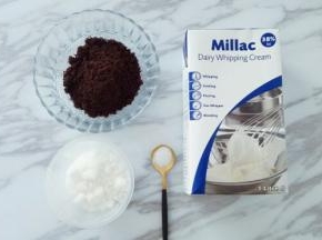 准备好材料，提前把奥利奥饼干夹心刮掉，放入料理机中打成粉状